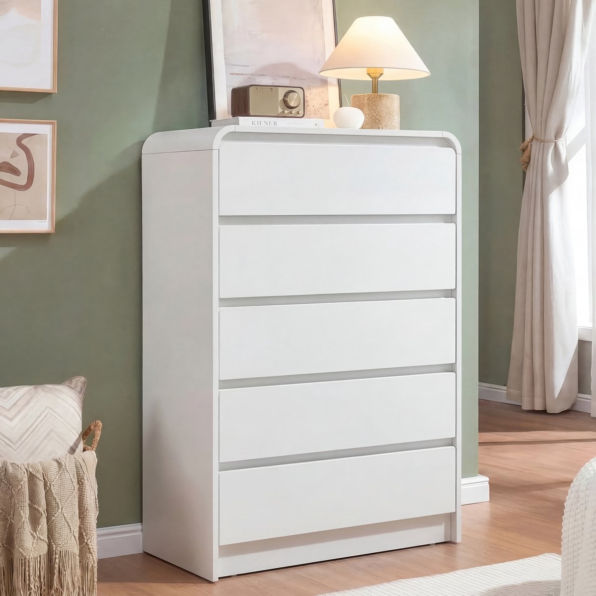 Minimalistische witte ladekast met 5 laden zonder handgrepen