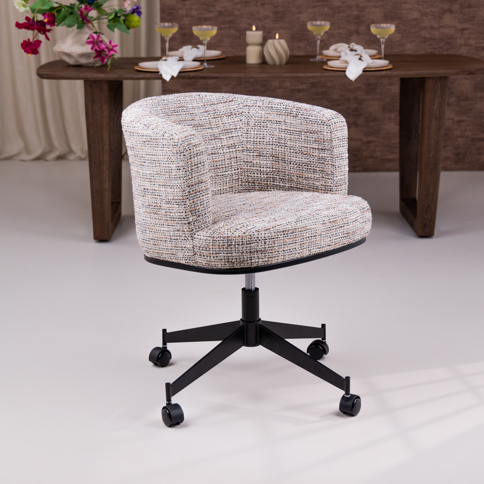 Richmond Interiors Rochenne Draaibare Eetkamerstoel met Armleuningen en Wielen - Naturel