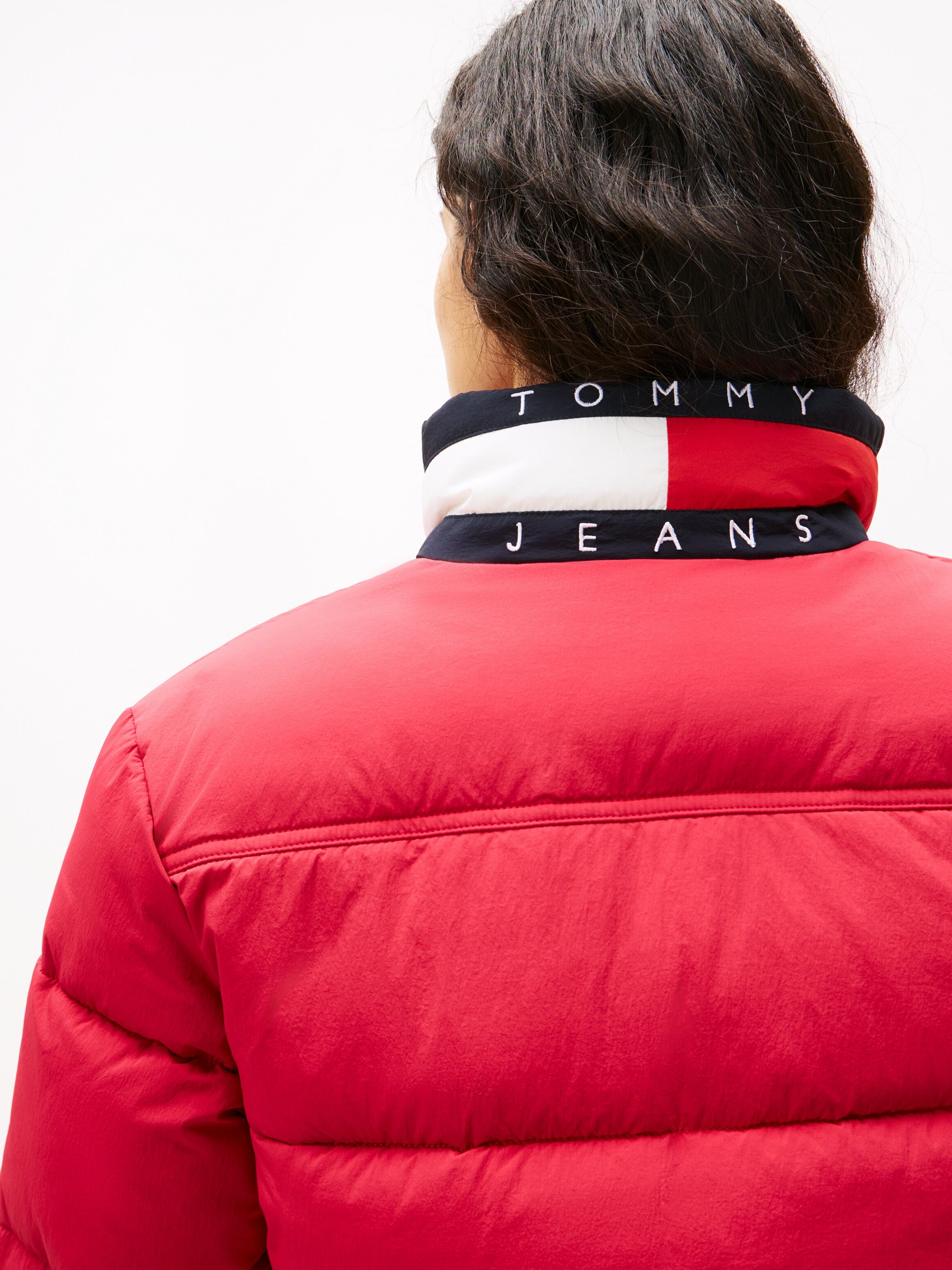 Steppjacke TOMMY JEANS "TJW ESS PUFFER FLAG JACKET EXT", Damen, Gr. XXL (44), rot (ruby rhubarb), Web, Obermaterial: 100% Nylon, unifarben mit Farbeinsatz, regular fit, Jacken Steppjacke ruby rhubarb XXL (44)