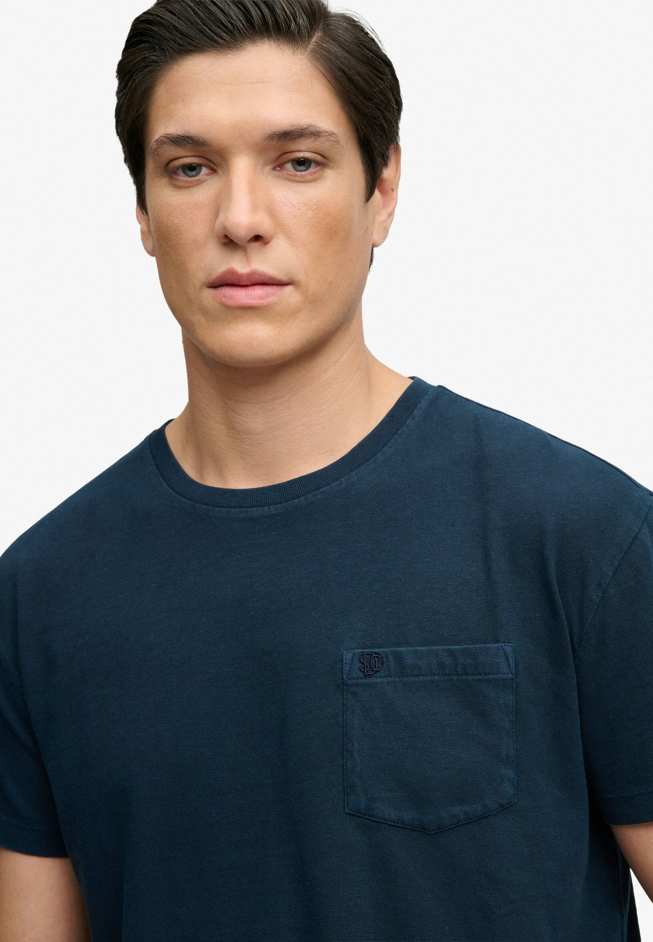 Superdry "COTTON CLASSIC LINEN PKT TEE" Baumwollmischung, relaxed fit aus luftig leichtem Baumwoll-Leinen-Mix eclipse navy M