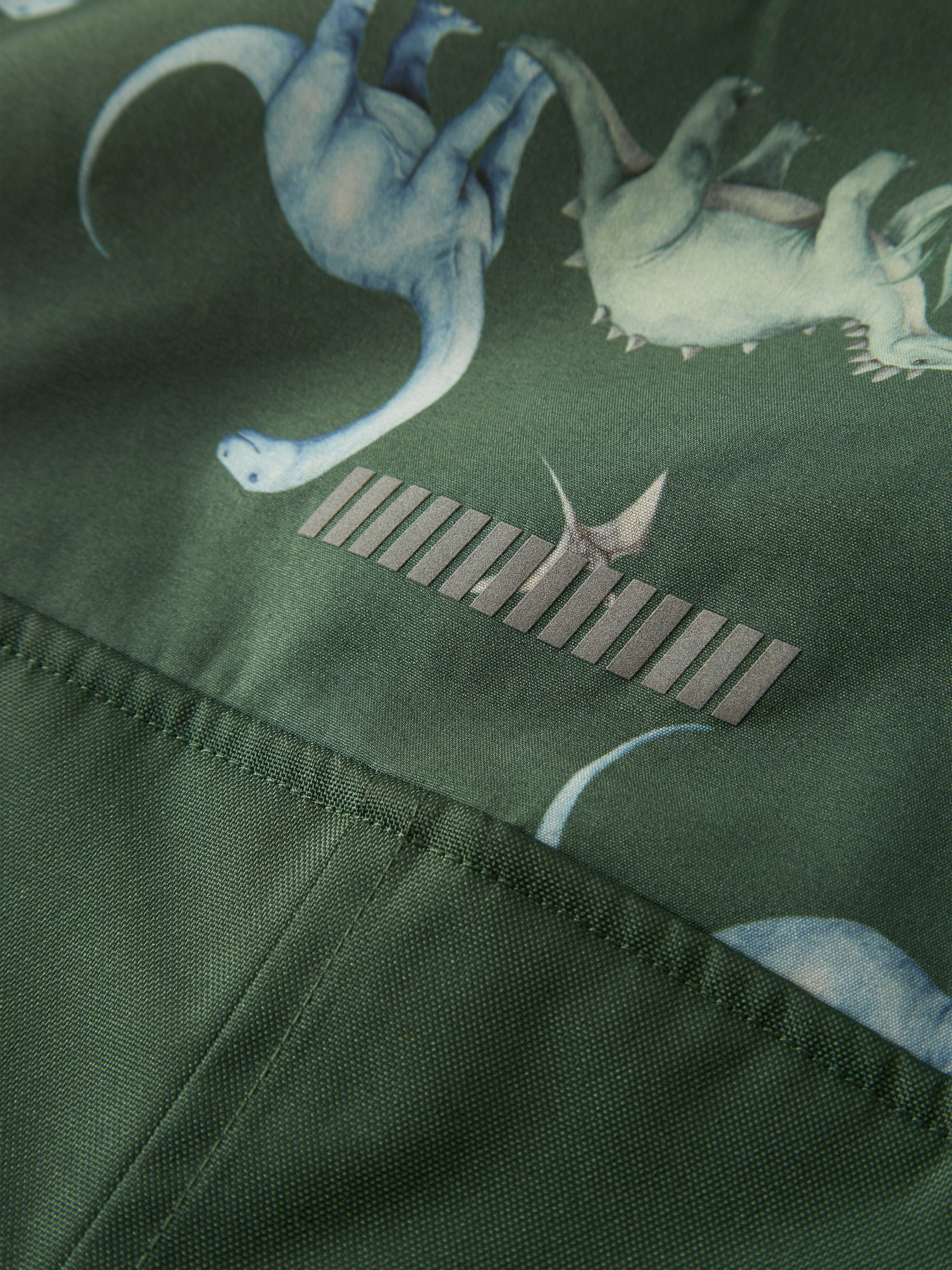 Name It "NMMALFA08 SOFTSHELL SUIT AOP 1FO NOOS" mit dekorativen und reflektierenden Details