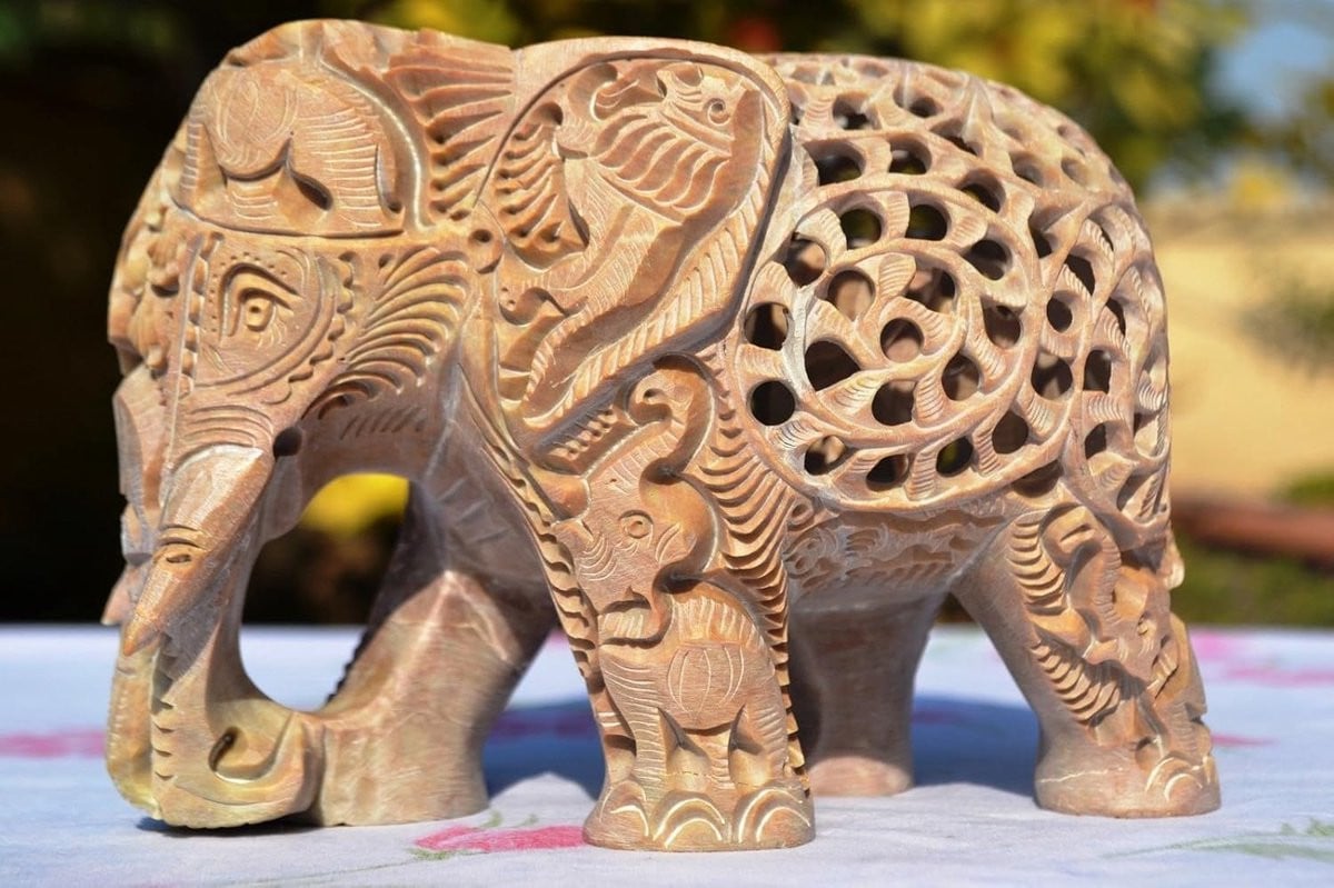 Handgesneden Olifant Beeldje met Baby Olifant - Multicolor Decoratie voor op Tafel