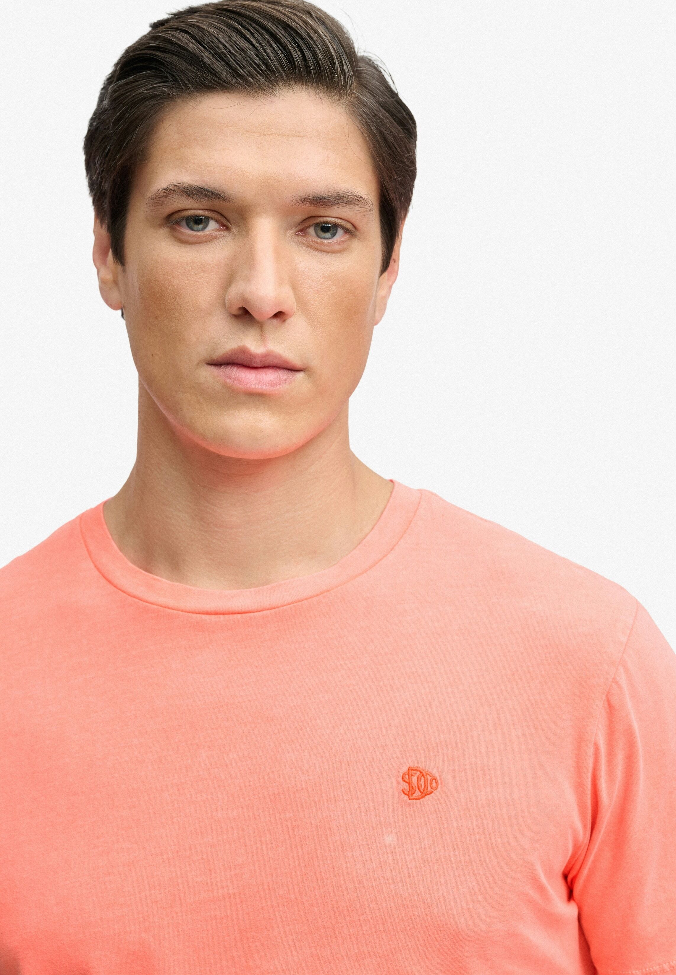 Rundhalsshirt SUPERDRY "CLASSIC ESSENTIAL NEON TEE", Herren, Gr. L, orange (torch flame orange), Single Jersey, Obermaterial: 100% Baumwolle, unifarben, relaxed fit normal, Rundhals, Shirts Rundhalsshirt, Relaxed Fit, aus Baumwolle und Single Jersey, Kurz