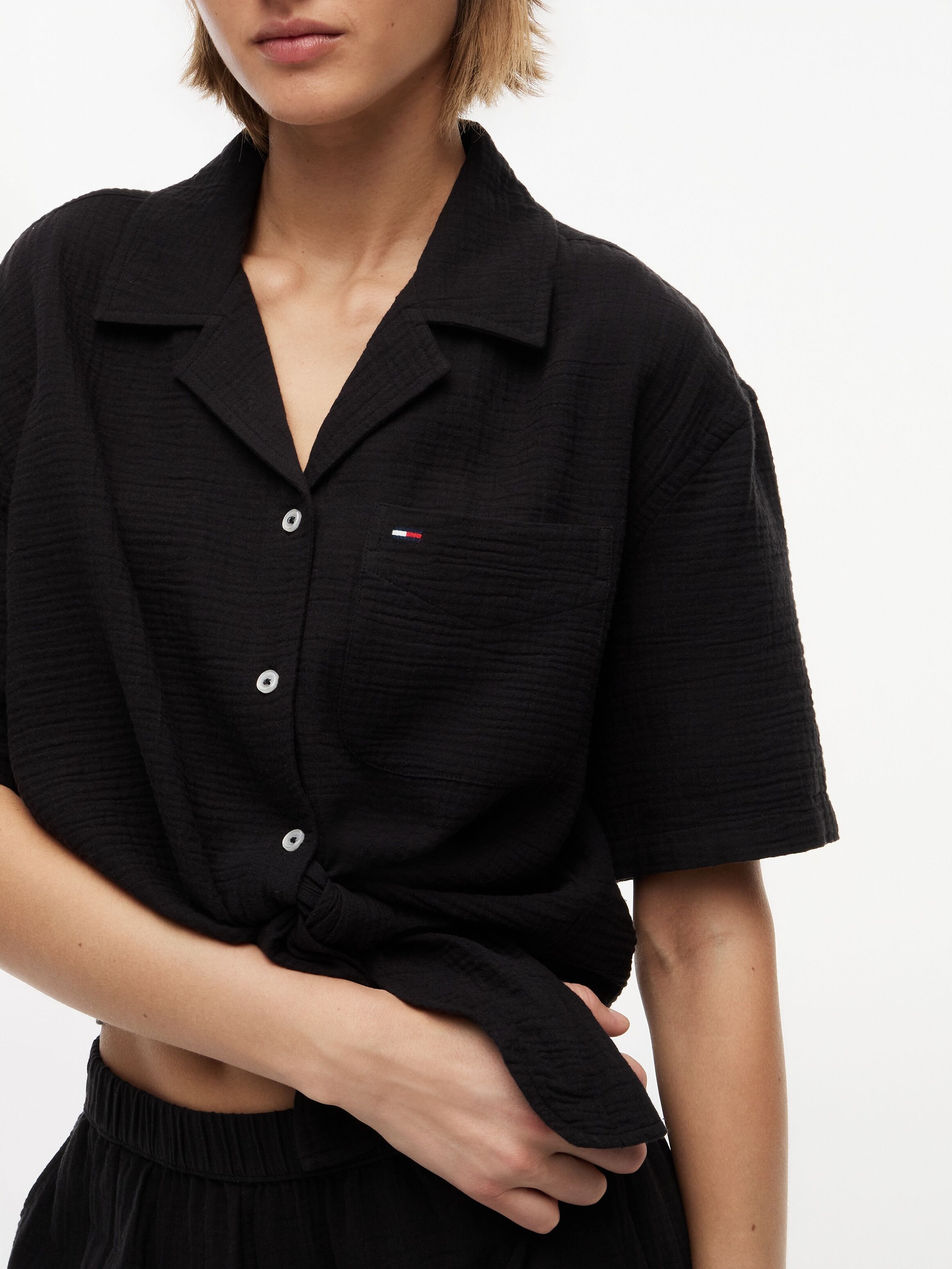 Kurzarmbluse TOMMY JEANS "TJW TEXTURED TIE FRONT SS SHIRT", Damen, Gr. XS (34), schwarz, Web, Obermaterial: 100% Baumwolle, unifarben, taillenlang, V-Ausschnitt, Blusen Kurzarmbluse, Baumwolle, Brusttasche, Saum zum Knoten schwarz XS (34)