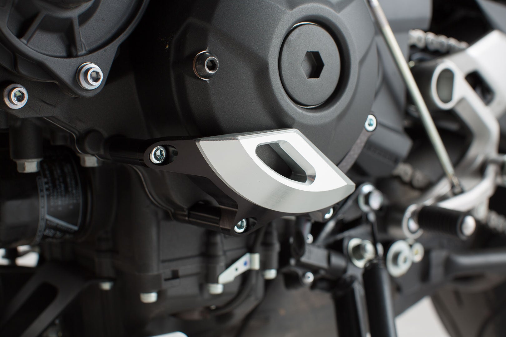 SW-Motech Motorgehäusedeckel-Schutz - Schwarz/Silbern. MT09/Tracer,Tracer900/GT,XSR900. MSS.06.599.10100