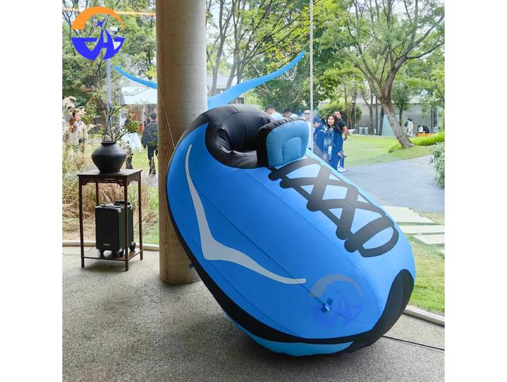 Modèles de baskets de chaussures simulées gonflables géants, accessoires décoratifs d'extérieur de Style dessin animé pour centres commerciaux, Promotion d'événements de taches scéniques