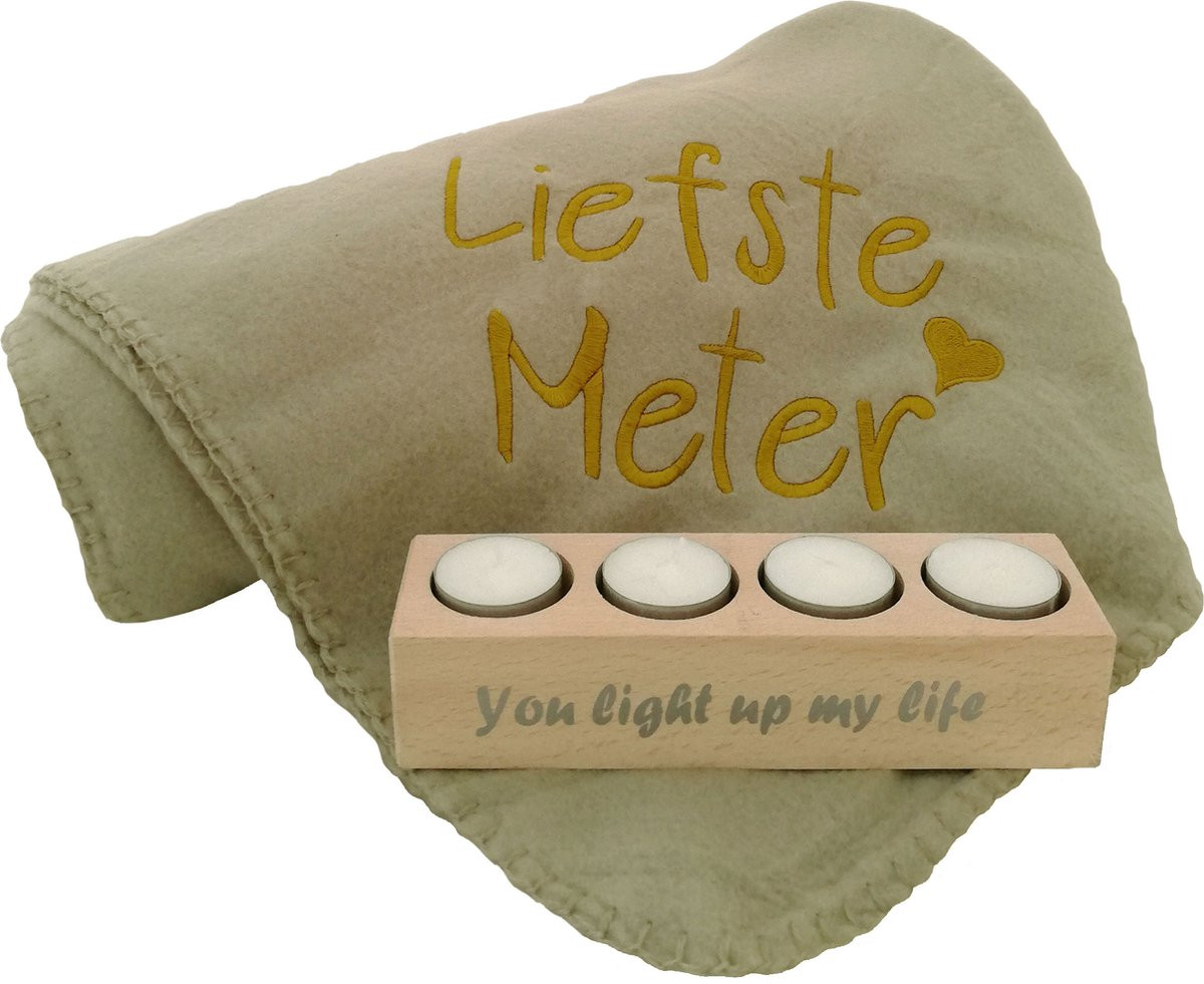 Relaxpakket van Meter Cadeau met beige fleecedeken met borduursel Liefste Meter en theelichthouder met opdruk You Light up my life