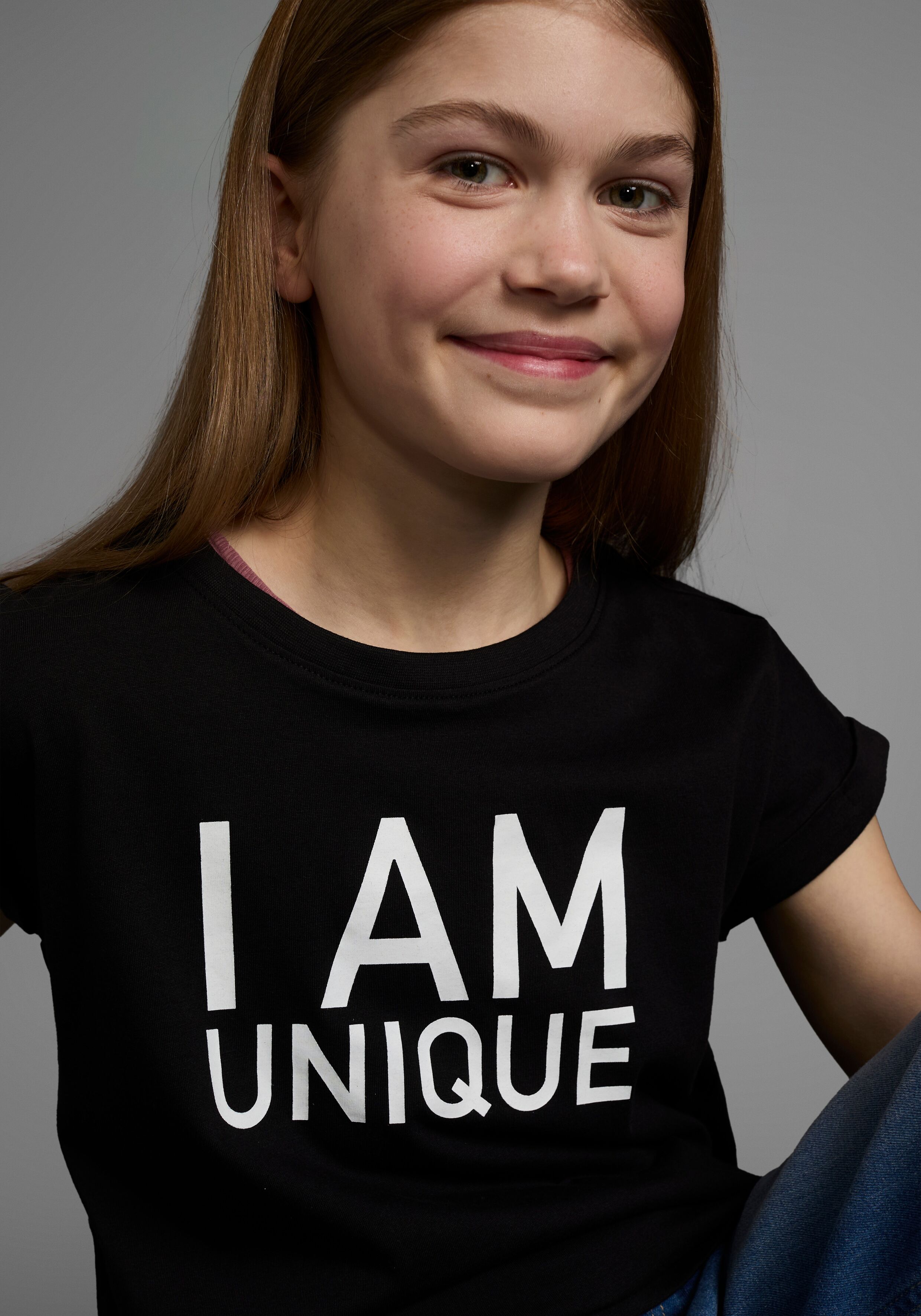 T-Shirt KIDSWORLD "Mit Spruch: I AM UNIQUE", Mädchen, Gr. 176/182, schwarz, Single Jersey, Obermaterial: 100% Baumwolle, bedruckt, weit hüftbedeckend, Rundhals, Aufschlag, Shirts T-Shirt, kurzärmelig, weit geschnitten, bedruckt, Rundhalsausschnitt schwarz