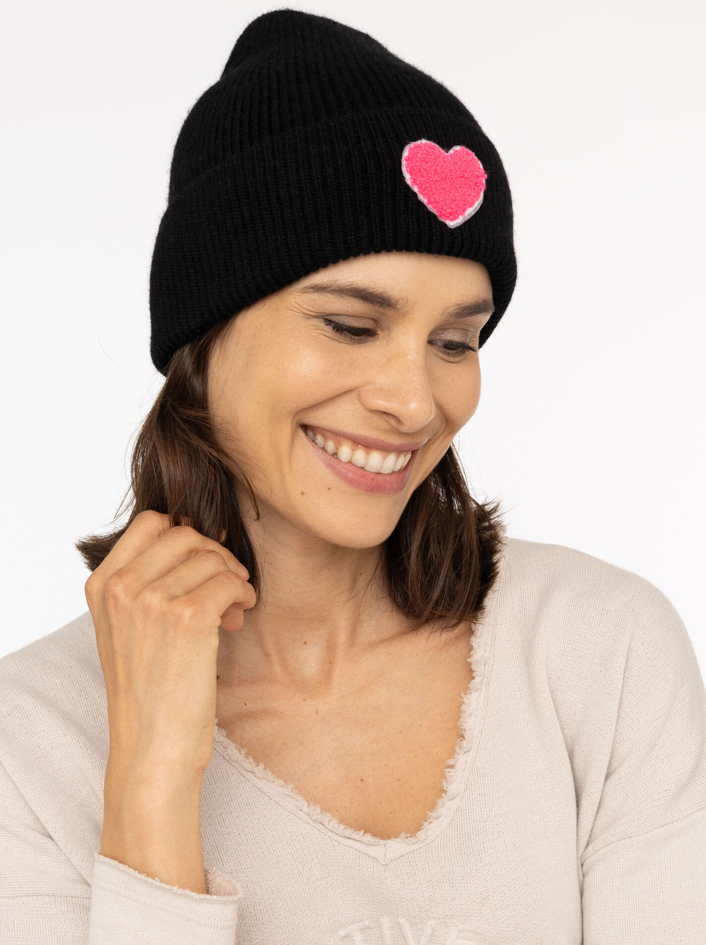 Beanie ZWILLINGSHERZ "Heart Patch", Damen, schwarz, Grobstrick, Materialmix, unifarben mit Farbeinsatz, Mützen Beanie, Grobstrick, Herzmotiv,Wollanteil, breiter Umschlag, wärmend schwarz Einheitsgröße
