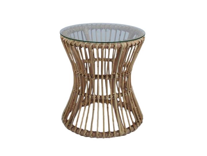 Table basse en rotin avec un plateau en verre