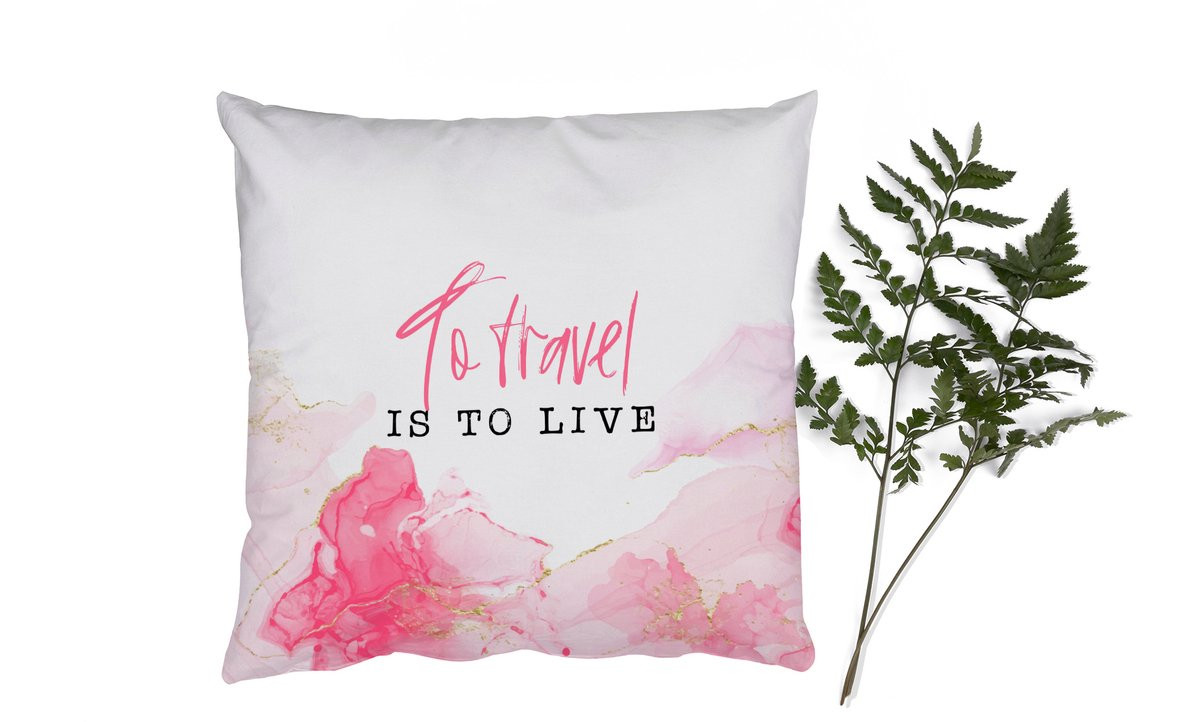 PillowMonkey Sierkussen met quote To travel is to live - Roze - 45 x 45 cm