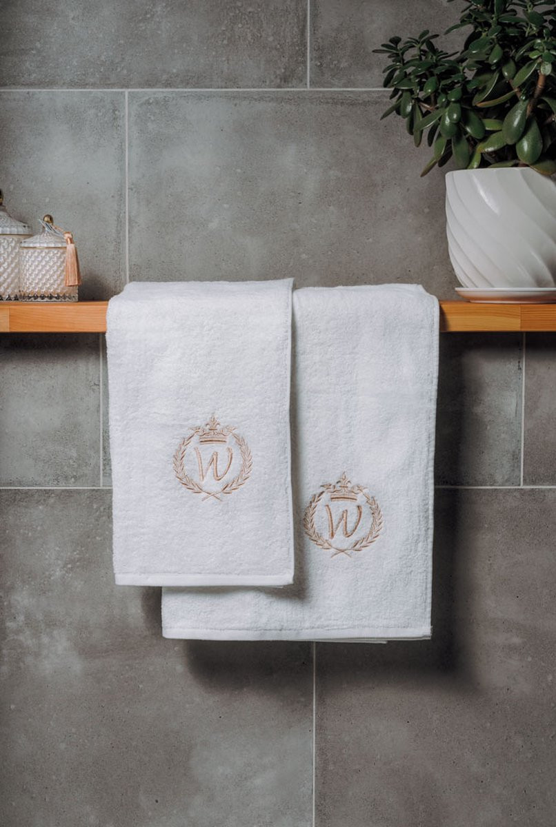 Gepersonaliseerde handdoek met geborduurd monogram letter W wit 70 x 140 cm