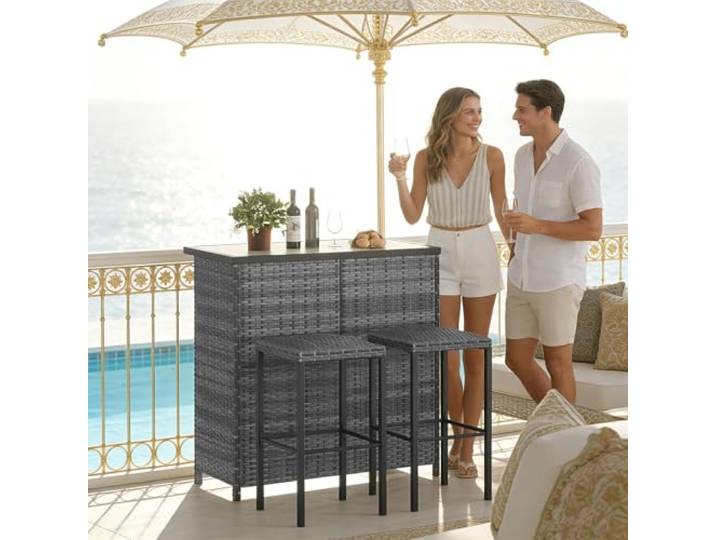 Outdoor Bartisch mit Barhocker Set, Wetterfestes Rattan, Grauem Farbverlauf DPC-Tischplatte, Metallrahmen, Barset mit 2 Stühlen & Ablagen, Garten Bar Tisch Barmöbel Gartenbar