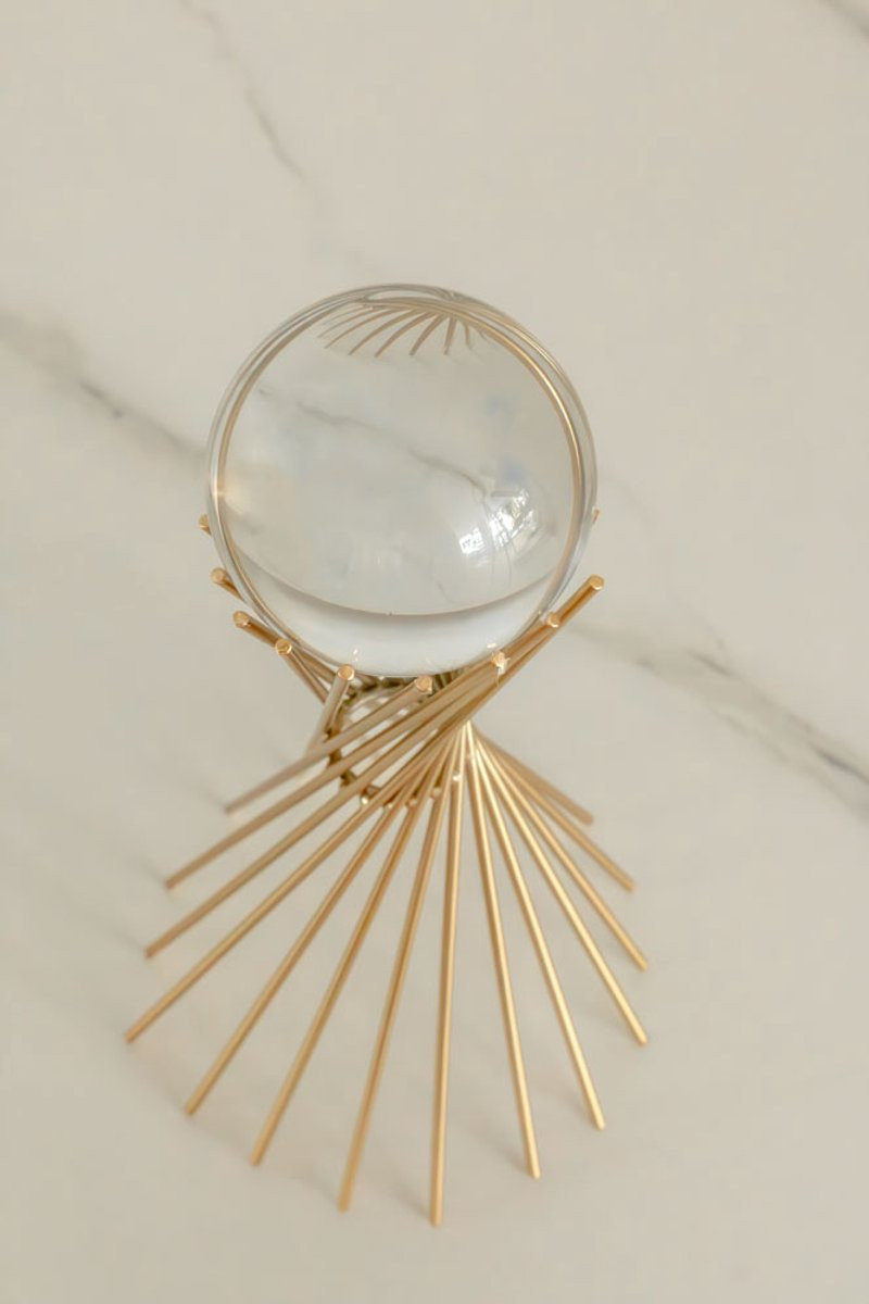 VL HOME Moderne geometrische kristallen bal sculptuur met gouden ijzeren frame