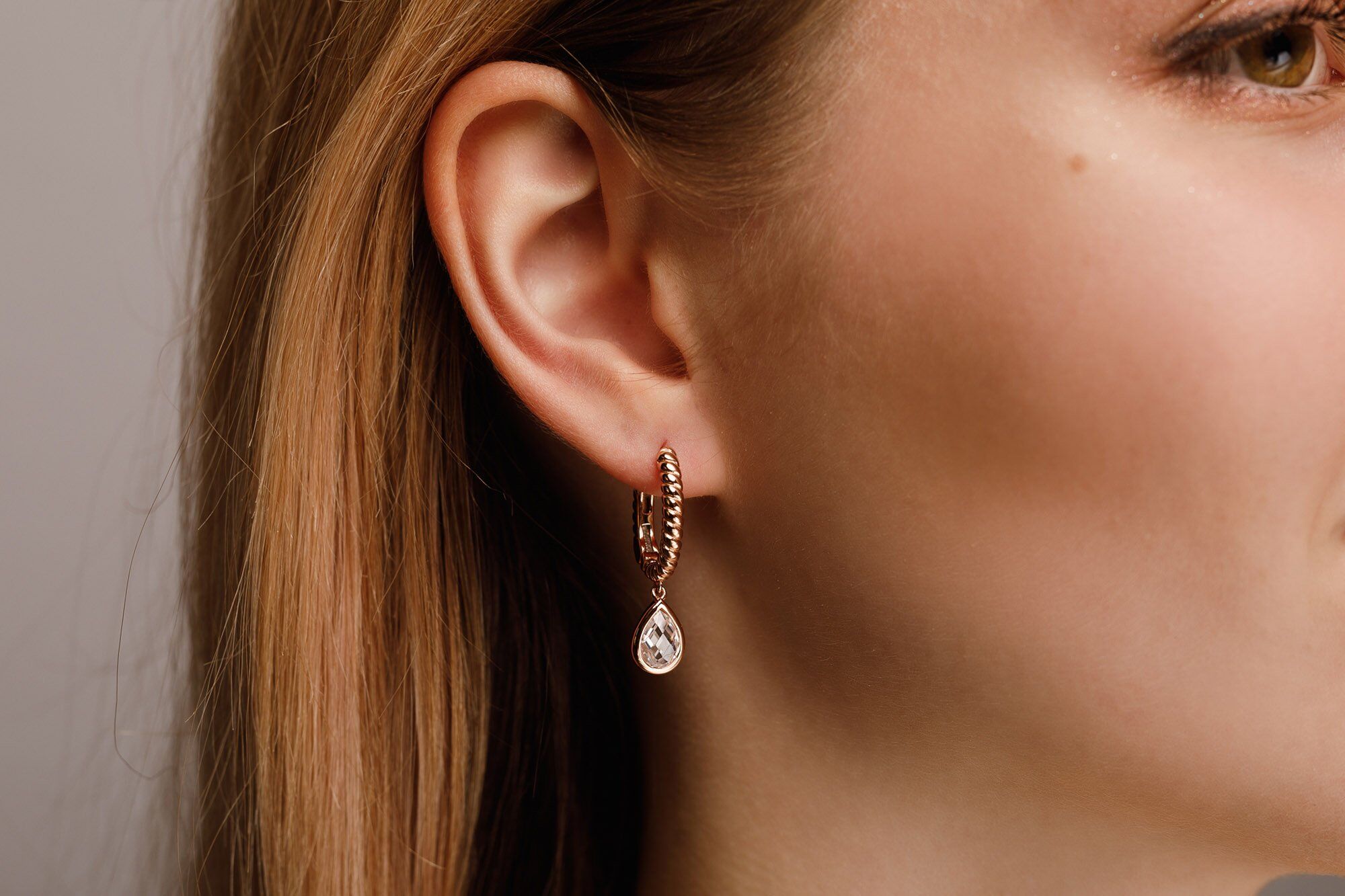 NEORE Avery Twist Clear Earrings