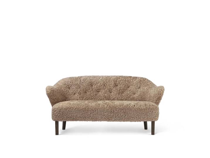 Audo Copenhagen Ingeborg 2,5-Sitzer Sofa Schaffell sahara, Eichenholzbeine geräuchert
