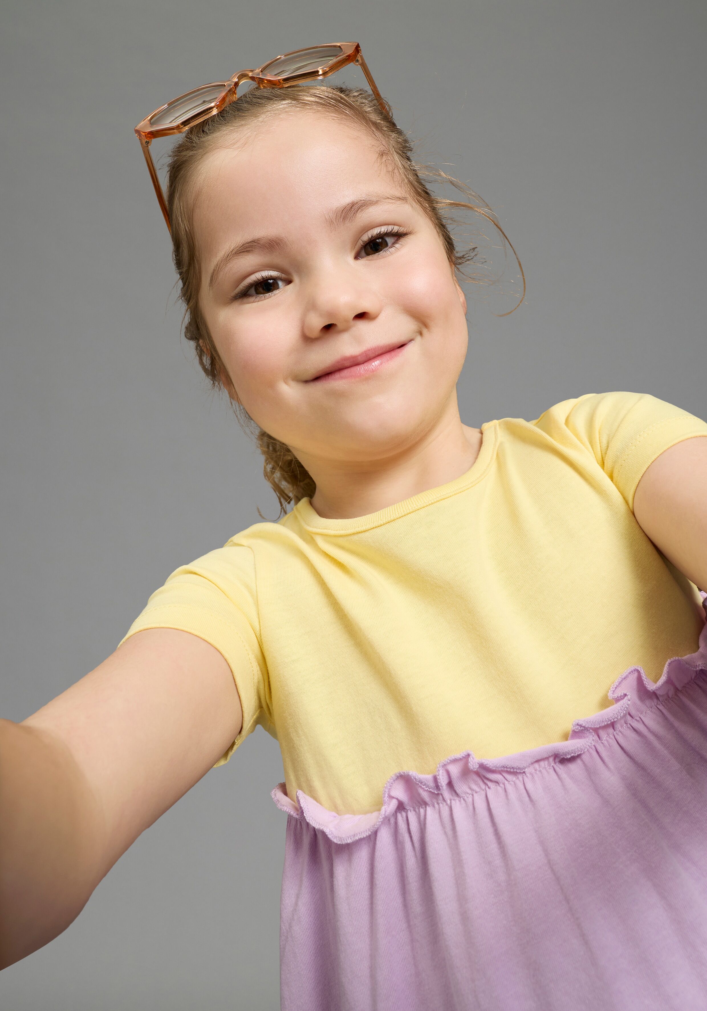 KIDSWORLD "- Volantkleid für kleine Mädchen" festliche Anlässe, kniefreie Länge, verspielter Stil gelb, flieder, türkis 92/98, N-Gr