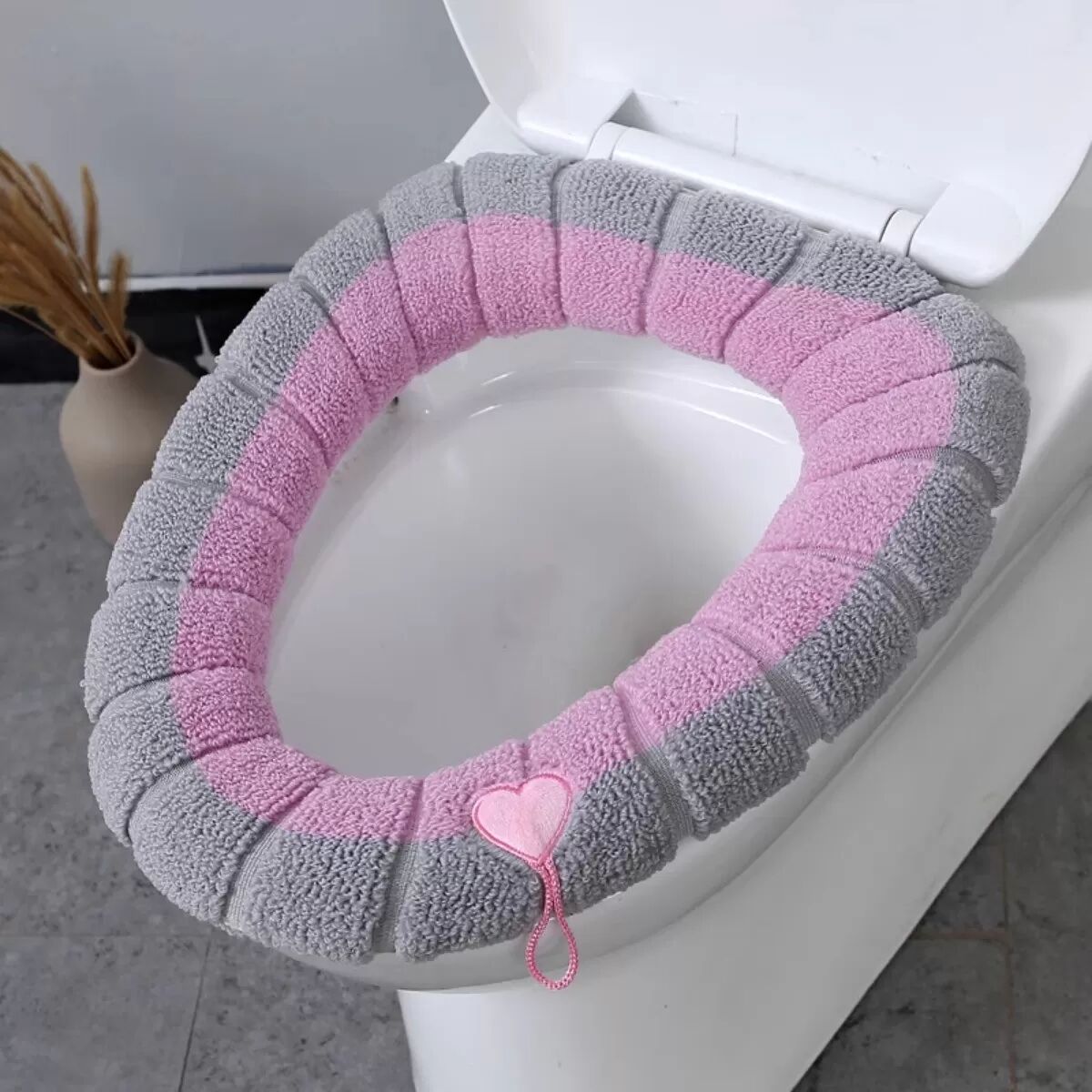 INF Gestrickter Plüsch-Toilettensitzbezug mit Griff – Dick gepolstert, Elastisch 360° Rundumschutz, Waschbar, Grau Rosa