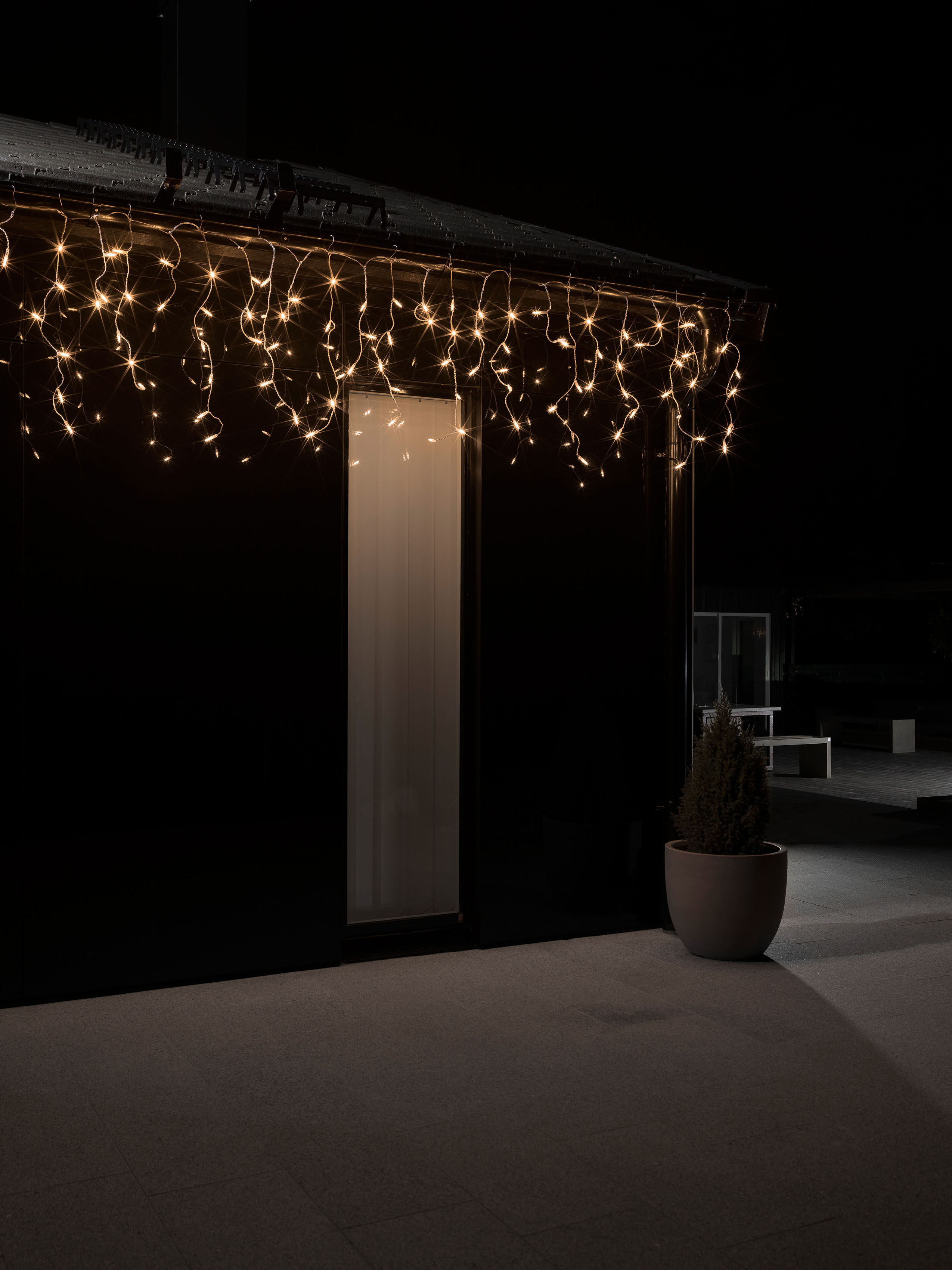 KONSTSMIDE LED-Lichtervorhang "Weihnachtsdeko aussen", Energieeffizienz: G, transparent, Dioden 96 Stk. Flammen 96 Stk., Gesamtlänge 13m, Lichterketten, LED Eisregen Lichtervorhang, 96 bernsteinfarbene Dioden, LED-Lichtervorhang