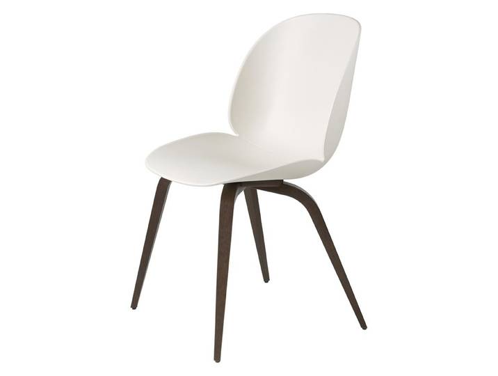 GUBI chaise BEETLE DINING CHAIR base en chêne fumé (Alabaster white - Polypropylène et bois)