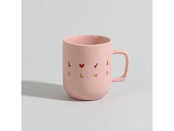 Rosa und gelber Keramikbecher