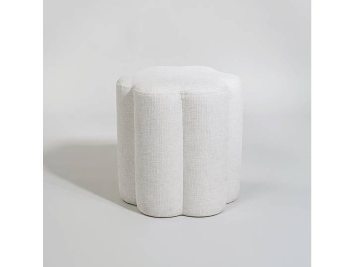 Ecrufarbener Blumenpouf
