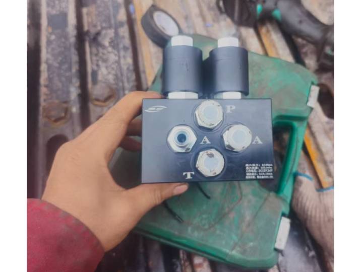 Vanne solénoïde double 12/24V pour cisaille hydraulique, clip mère et enfant pour accessoires avant d'excavatrice à commande électrique