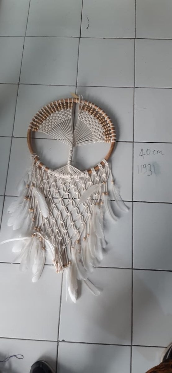 Macrame dromenvanger met geborduurde boom en kralen, ±40 cm