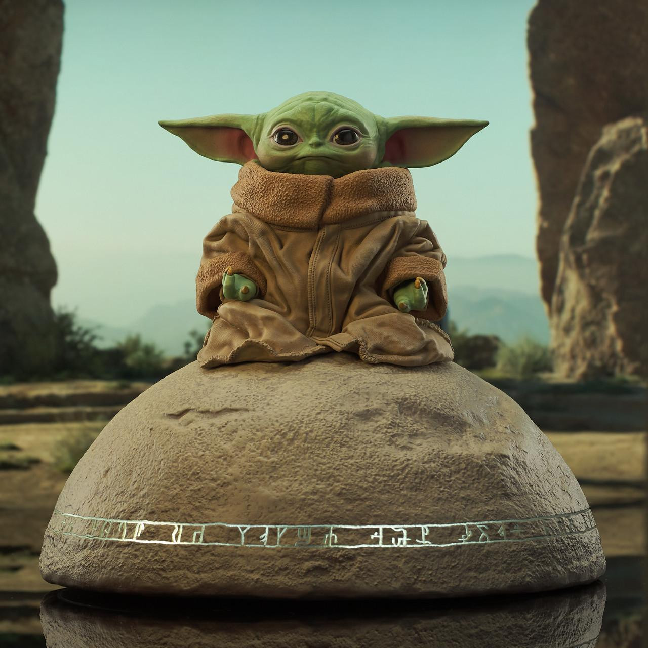 Gentle Giant Star Wars: The Mandalorian Grogu Op de Zichtsteen 1/6 schaal Milestones standbeeld