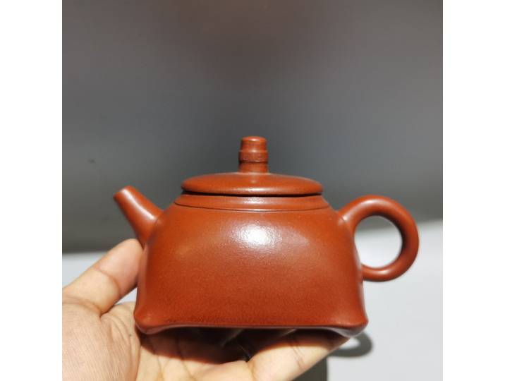 Pot en argile violette Yixing chinois de 6 pouces, forme carrée, Pot à quatre pattes, bouilloire, théière, Flagon, ornements de fortune, maison de ville