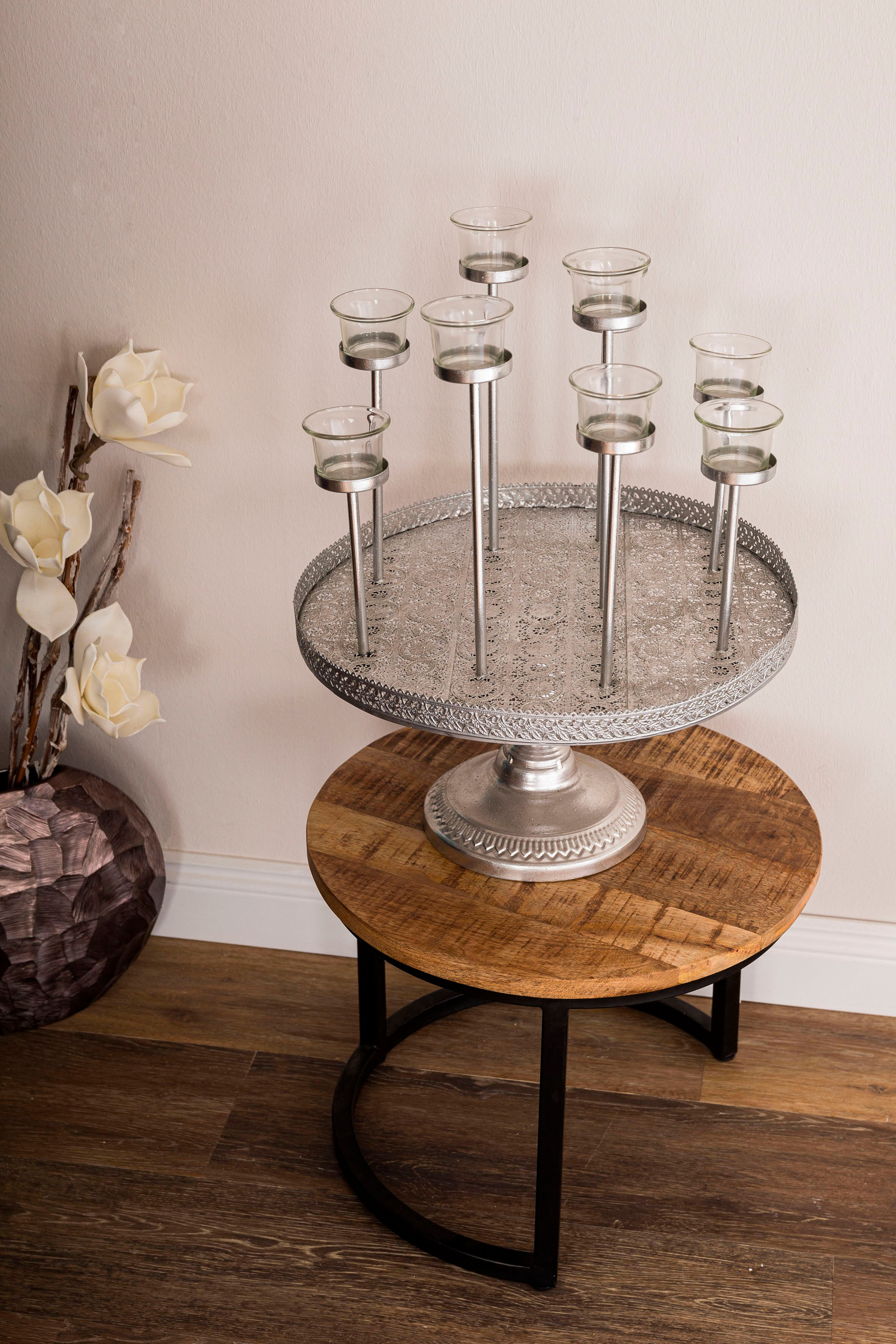 Tablett "Muki, silber", silber (silberfarben), B:40cm H:40cm T:46cm, Metall, MYFLAIR MÖBEL & ACCESSOIRES, Tabletts, Tablett, Dekotablett rund, mit Fuß, Ø 40 cm, mit 8 Teelichthaltern, Wohnzimmer