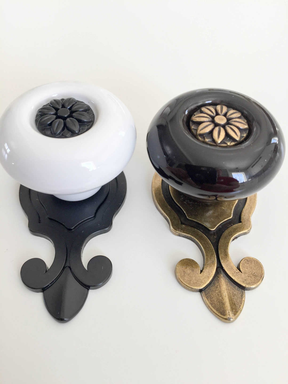 Herligt Hjemme Håndtag, Knop "Sevilla", Keramik, Kommode, Rund, 32 Mm – Valkoinen Nuppi/ Musta Runko