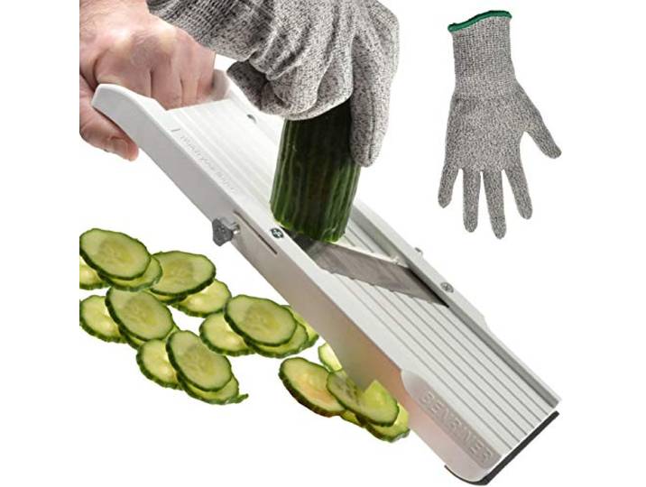 Benriner Mandoline Gemüseschneider Gemüsehobel 64 mm 95 mm 120 mm weiß inkl. Julienne Ersatzklingen und Fingerschutz ohne/mit Gravur + Prymo Schutzhandschuh Größe 95 mm, Farbe 2) MIT Gravur