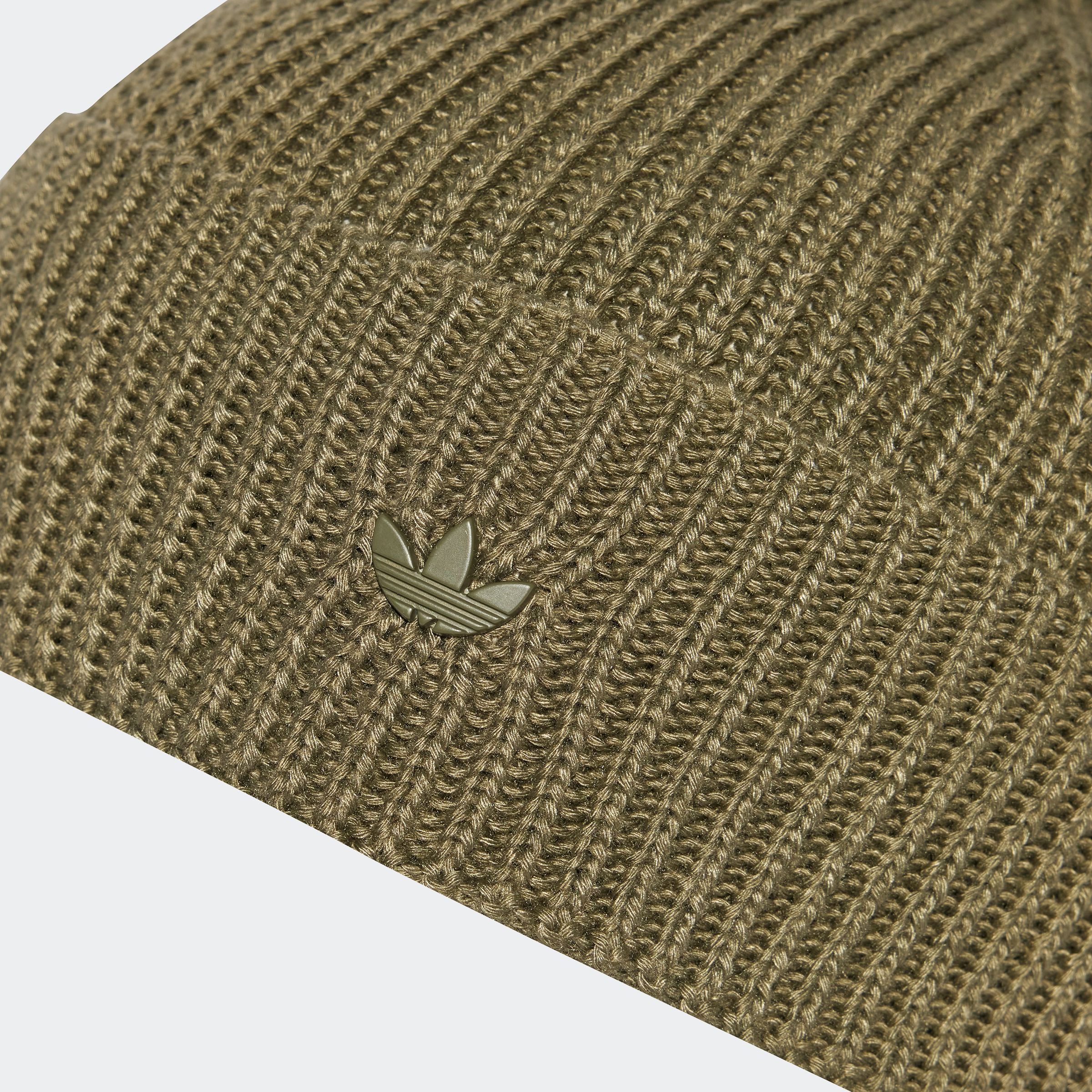 Beanie ADIDAS ORIGINALS "EVERYDAY ICONS MIT TON IN TON METALL TREFOIL", grün (olive strata), Obermaterial: 100% Polyester, Mützen Beanie olive strata Einheitsgröße