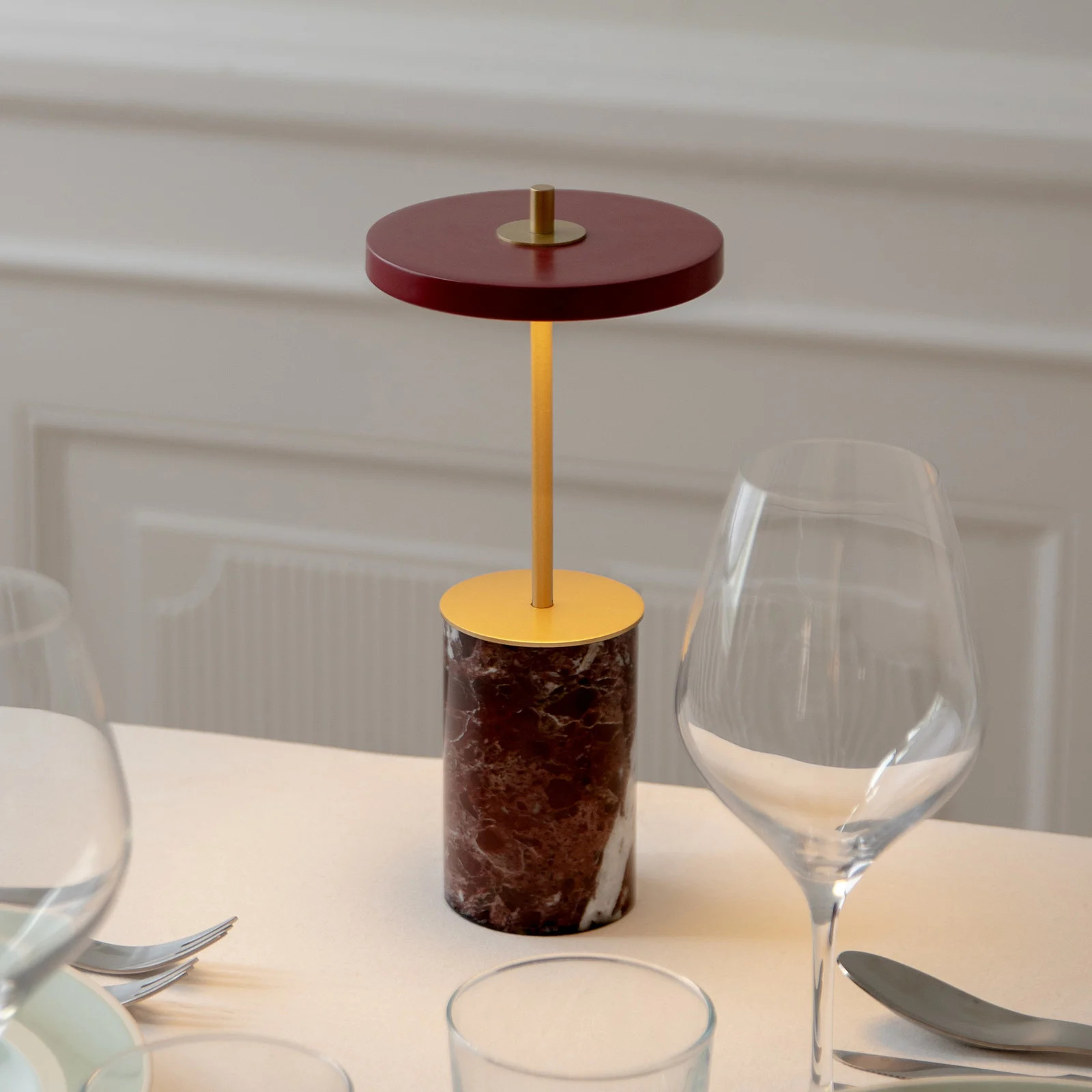 Umage Asteria Move Mini draadloze tafellamp Red Marble B: 12 cm, H: 25,5 cm