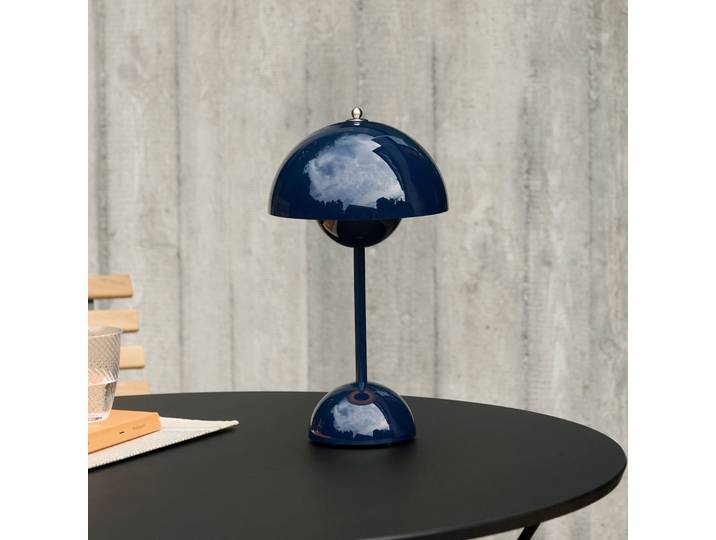 Flowerpot VP9 LED-Akku-Tischlampe stahlblau IP44, &TRADITION - Wohnzimmer - Design - Kunststoff - Mit Schirm