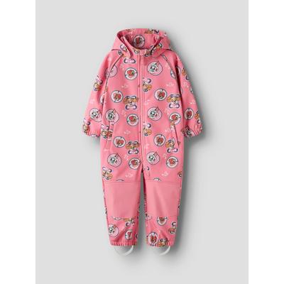 Softshelloverall NAME IT "NMFALFA08 PAW SOFTSHELL SUIT NOOS CPLGM", Mädchen, Gr. 122, N-Gr, pink (flowering ginger), Softshell, Obermaterial: 94% Polyester, 6% Elasthan, bedruckt, lang, Overalls, Materialmix mit abnehmbarer Kapuze und...
