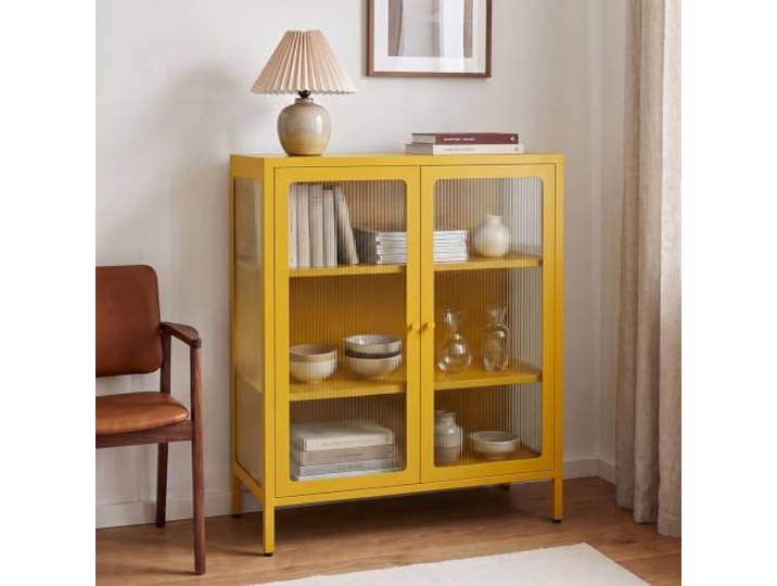 skølm Norns Metallkommode 80 cm, Glastüren, Senfgelb, geriffelte Front Vitrinenschrank, Sideboard mit 3 verstellbaren Fächern, Glasvitrine, Kommode Wohnzimmer & Flur, Buffetschrank, Metallschrank