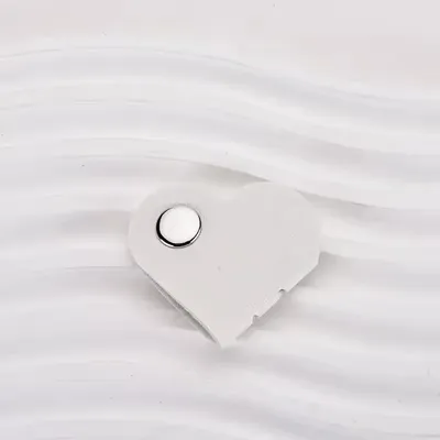 PU Leather Data Cable Organizer, Multifunctional Heart shaped Clip Hub, Phone Data Storage Winding Clip white