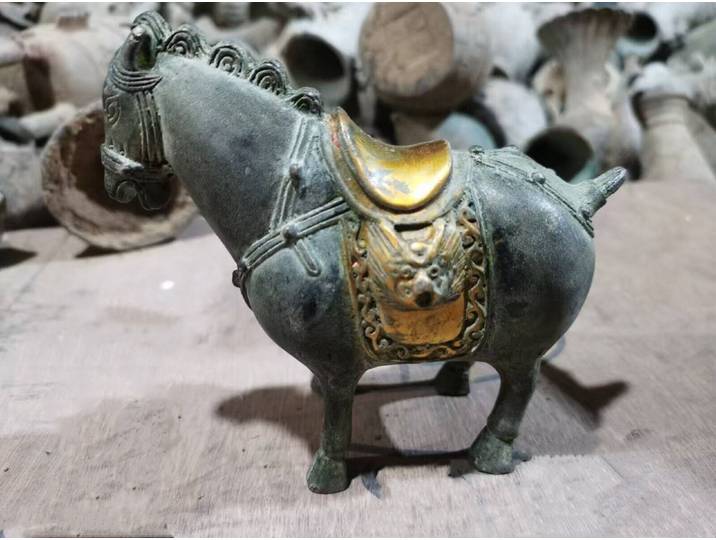Vieux Bronze soyez non traité, cheval de guerre doré en cuivre à collectionner de Chine vintage Joli travail d'art
