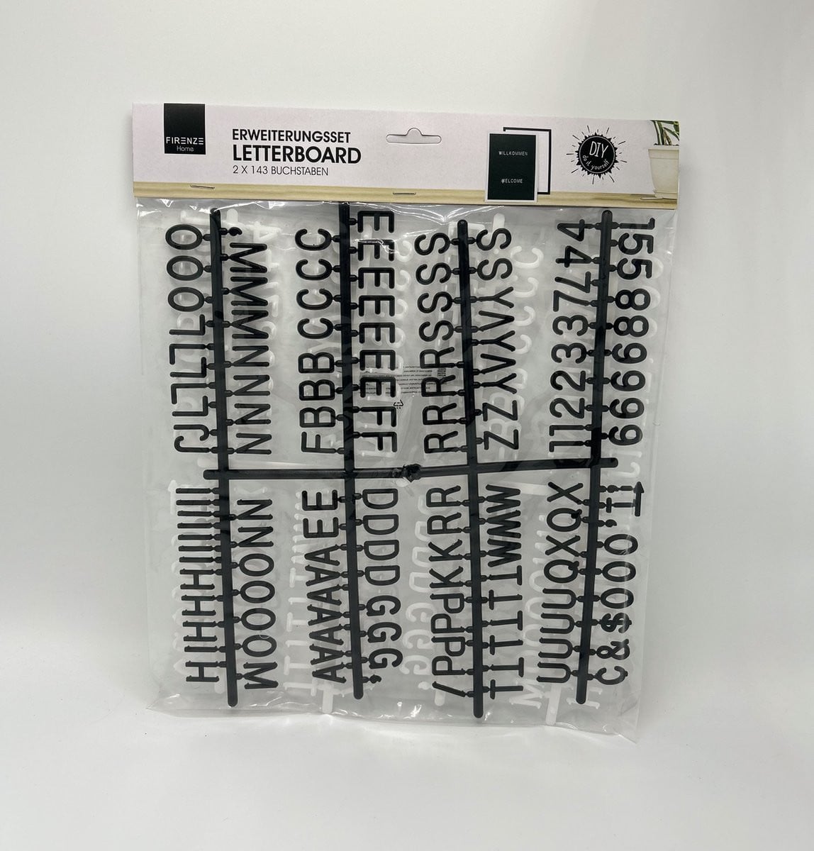 Letterbord met losse letters in zwart en wit