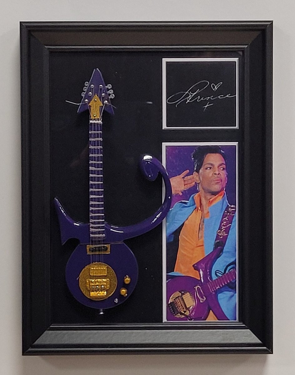 Prince Miniatuur Gitaar met lijst wanddecoratie 20 x 15 cm