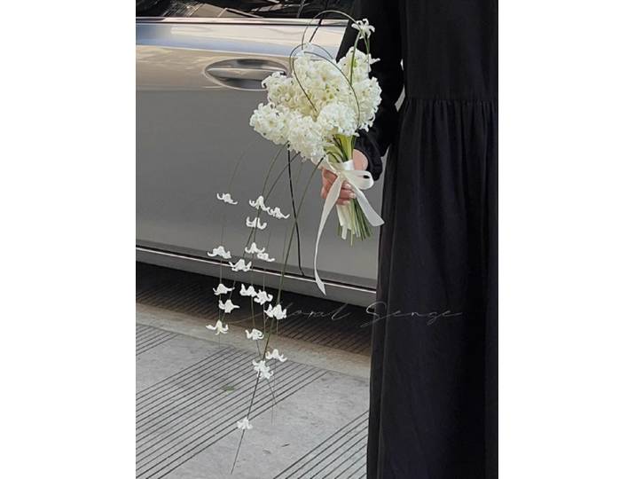 Fleurs artificielles hyacinthus orientalis niche tenant des fleurs.