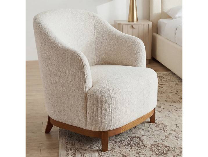 Beigefarbener Sessel mit Beinen aus dunklem, massivem Eschenholz
