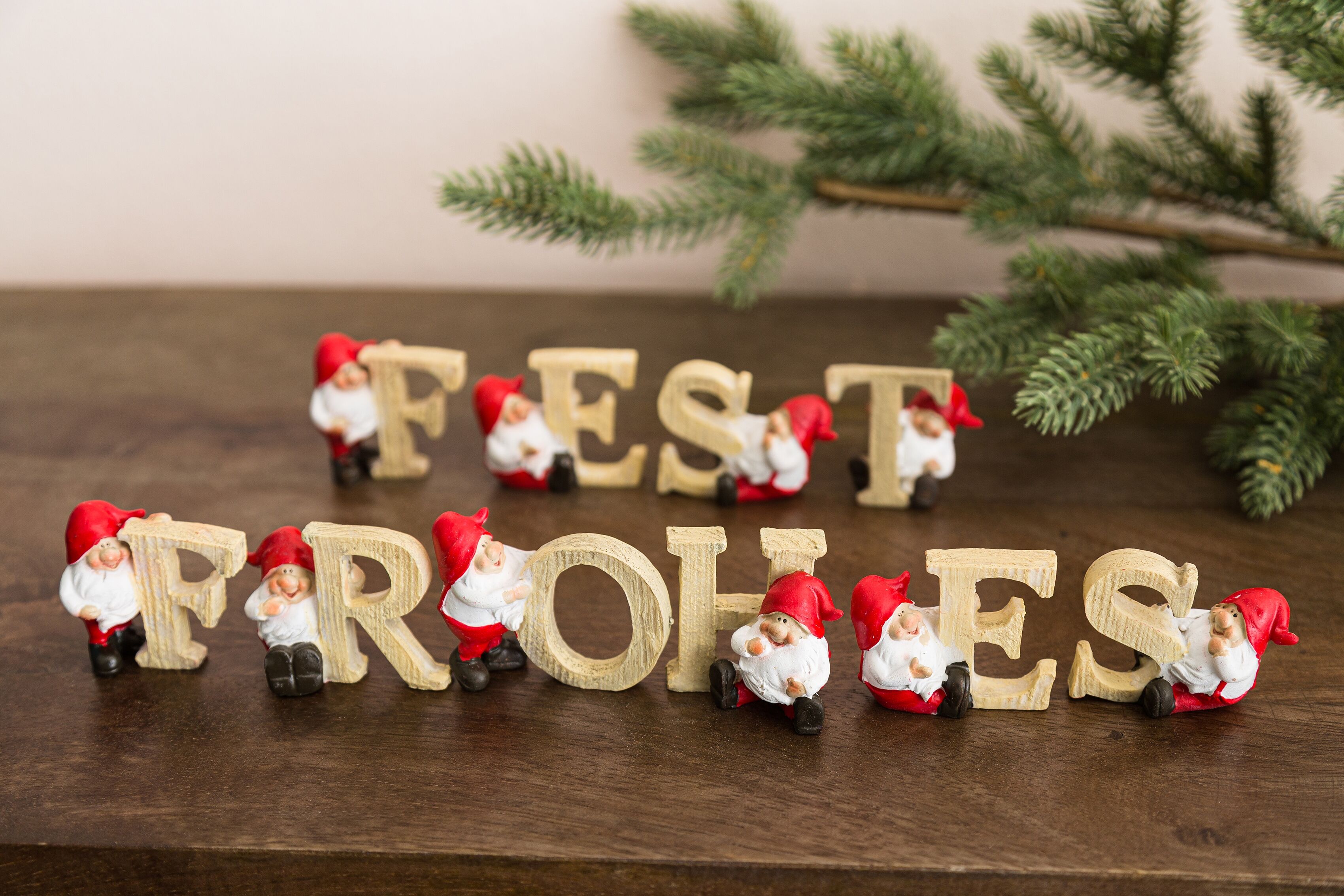 Deko-Schriftzug "Weihnachtsdeko", rot, B:2,5cm H:4,5cm T:5,5cm, Kunststoff, MYFLAIR MÖBEL & ACCESSOIRES, Dekofiguren, Deko-Schriftzug, " Frohes Fest", mit kleinen Weihnachtswichteln