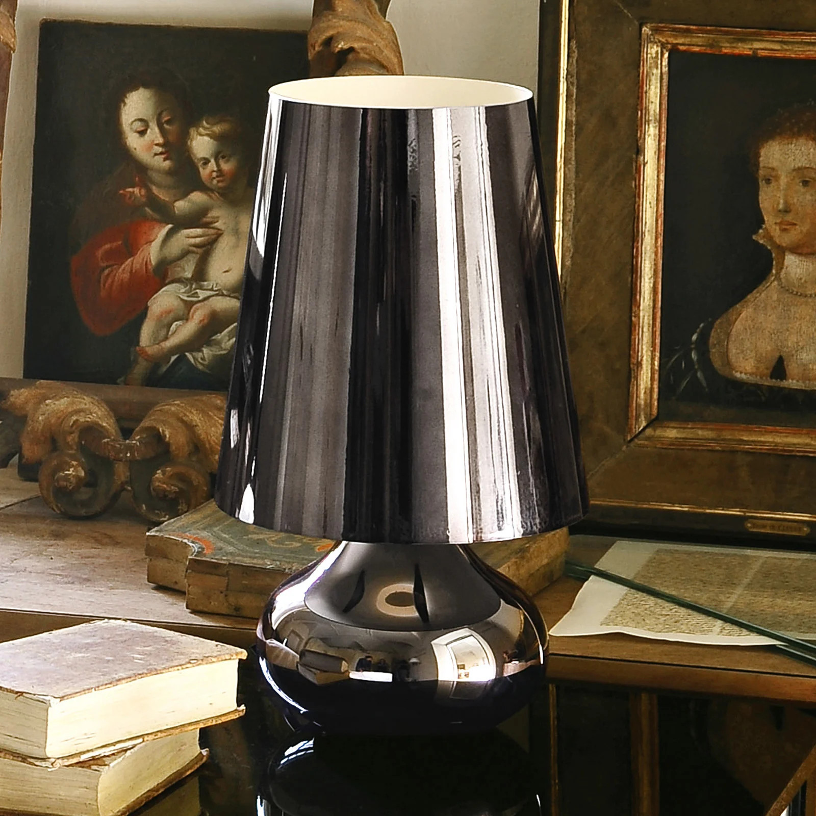 Kartell Cindy tafellamp platina in zilver en zwart met kunststof lampenkap