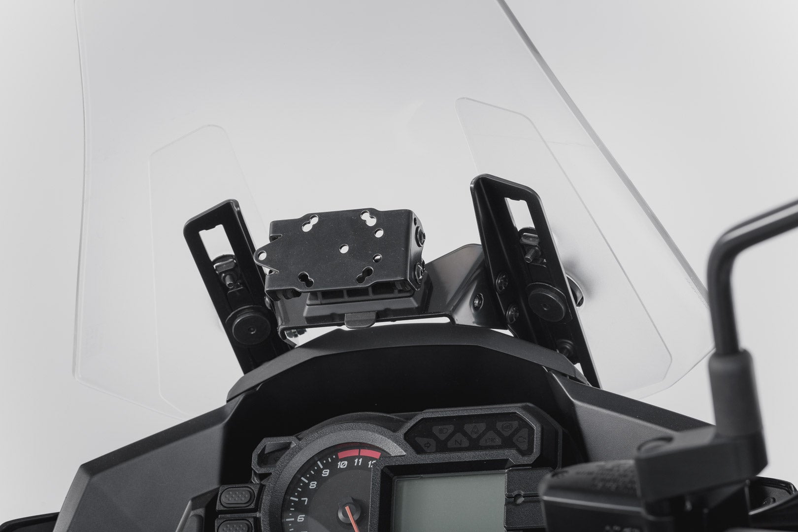 SW-Motech Navi-Halter im Cockpit - Schwarz. Kawasaki Versys 1000 (15-17). GPS.08.646.10800/B