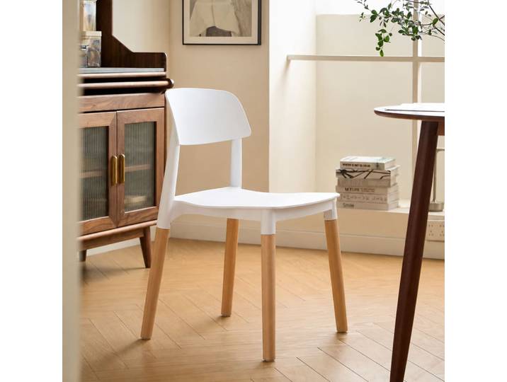 Lot de 4 chaises scandinaves en bois et polypropylène blanc
