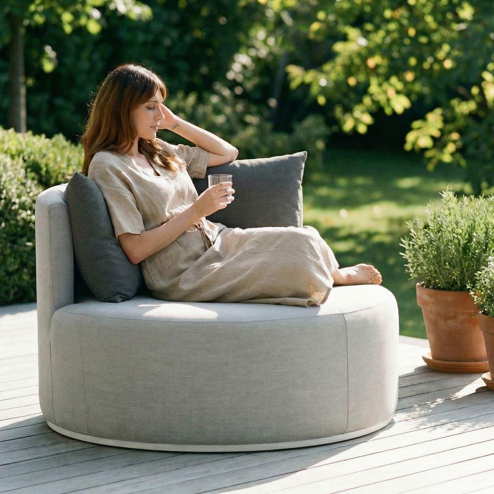 Outdoor Sofa AMALFI rund, hellgrau - mit Aluminiumgestell in Weiß und wetterfestem Stoff, inklusive 3 Kissen und Abdeckhaube, ideal als Gartensofa oder Balkonsofa für Ihre Lounge im Freien