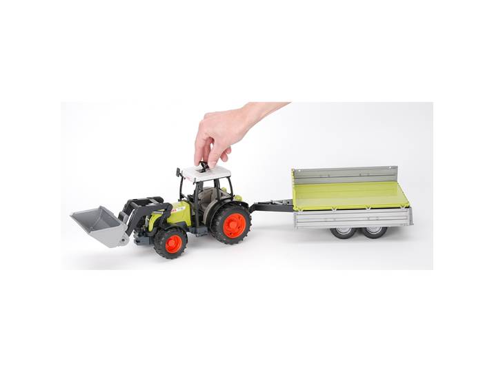 Tracteur Claas Nectis avec fourche et remorque
